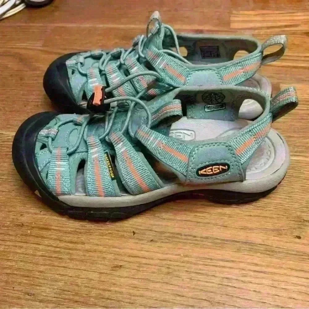 KEEN  Outdoor Youth Sport Sandal. Size 5 Aqua Blue and Orange.
